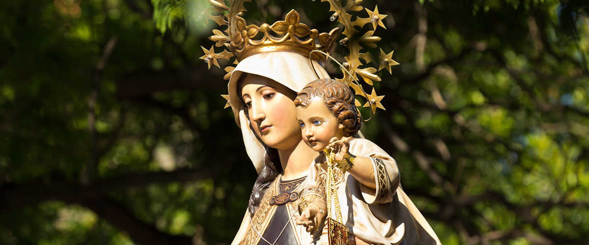 Abahana Villas - Detalle de la escultura de la Virgen del Carmen de procesión.