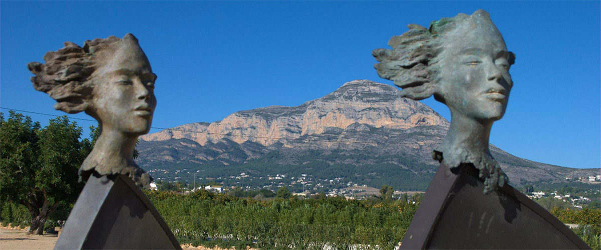 Restaurante BonAmb - Detalles escultóricos con vistas al Montgó en Dénia.