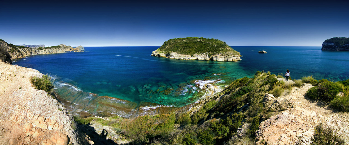 Abahana - Vistas de la isla del Portixol en Javea.