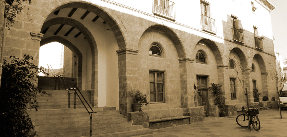 Abahana Villas - Bike ride through Jávea in the historic center, entrance to the church square.