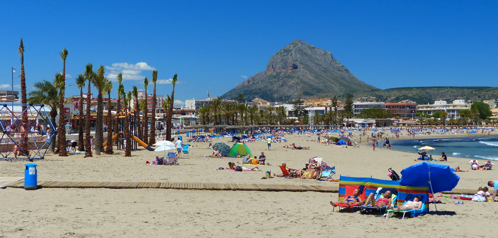 Abahana Villas - Promenade und Strand des Arenal de Jávea mit Blick auf den Montgó.