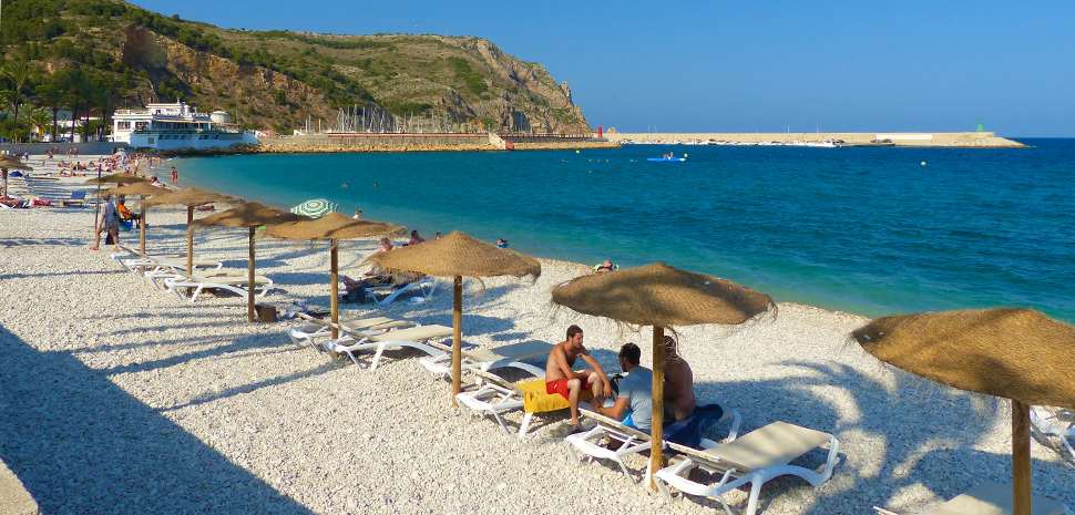 Abahana Villas - Alquiler de sombrillas en la playa de La Grava en Jávea.