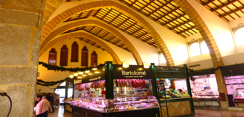 Abahana Villas - Inside the Jávea market with typical products of the region.