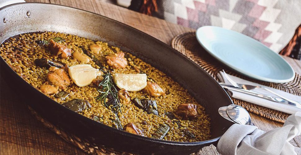 Abahana Villas - Paella im Restaurant Samar. Abahana Villas - Paella im Restaurant Samar.