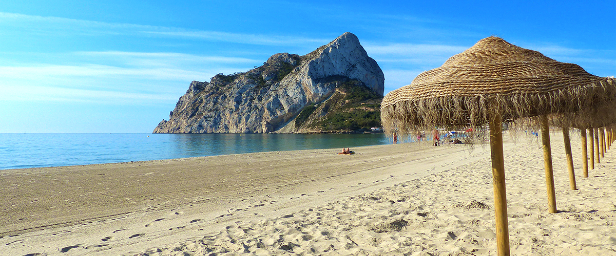 Abahana Villas - Parasols sur la plage de la Fossa à Calpe. Abahana Villas - Parasols sur la plage de la Fossa à Calpe.