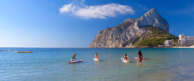 Abahana Villas - Paddlesurf y yoga en la playa de la Fossa.