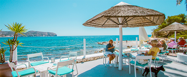 Abahana Villas - Chiringuito Algas en la cala de l' Andragó en Moraira.