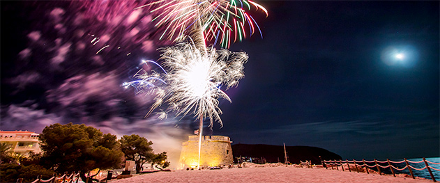 Abahana Villas - Fuegos artificiales en las fiestas patronales.