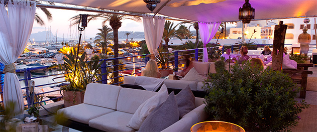 Abahana Villas - Vida nocturna en el Club Náutico. Abahana Villas - Vida nocturna en el Club Náutico.