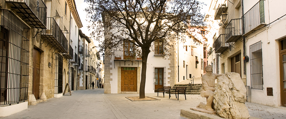 Abahana Villas - Statue of the Riverer in the old town of Benissa.