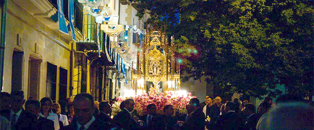 Turismo Benissa - Ofrenda a la virgen en las fiestas de Benissa.