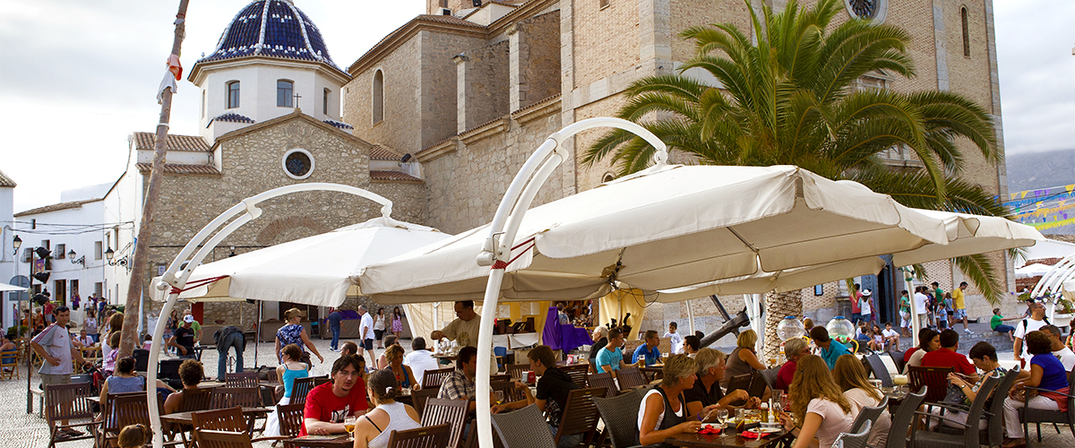 Abahana Villas - Restaurants auf dem Platz der Kirche von Altea.