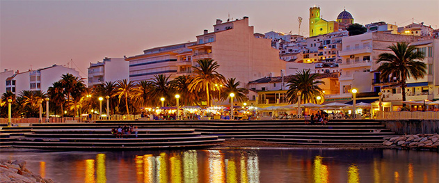 Turismo Altea - Nachtsicht auf die Stadt.