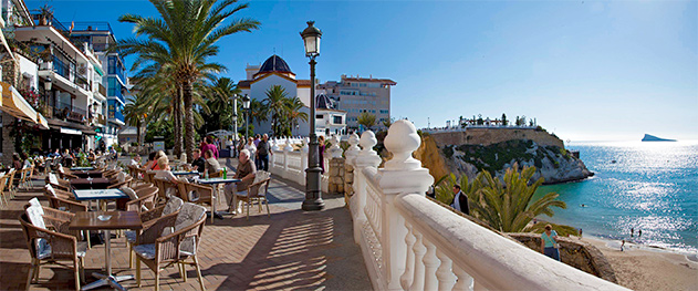 Turismo Benidorm - Terrazas en el paseo de Poniente.