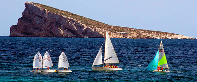 Turismo Benidorm - Práctica de vela en la isla de Benidorm.