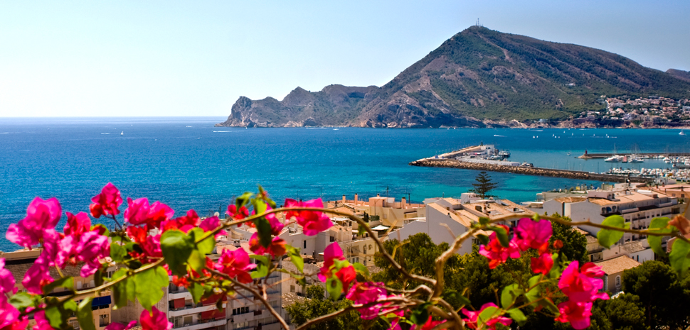 Abahana Villas - Views of Serra Gelada and the port of Altea on the Costa Blanca. Abahana Villas - Views of Serra Gelada and the port of Altea on the Costa Blanca.