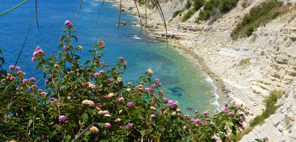 Abahana Villas - Vistas desde arriba de la Cala de Cap Blanc en Moraira.