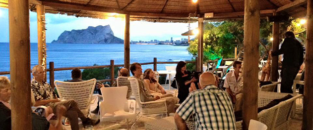 Abahana Villas - Noches de música en directo en el bar de la cala. Abahana Villas - Noches de música en directo en el bar de la cala.