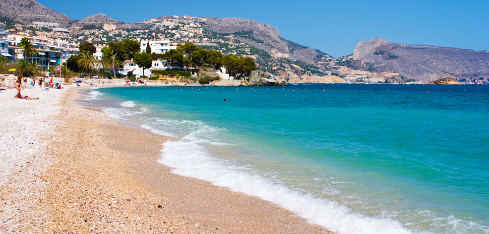 Abahana Villas - Badende am Strand von Cap Negret in Altea.