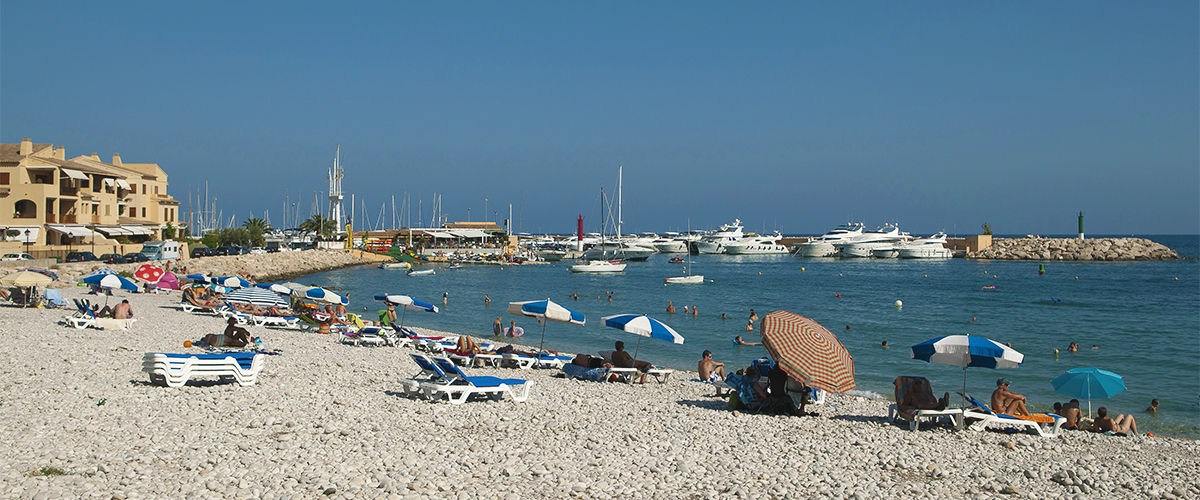 Abahana Villas - Badende am Strand von La Barreta in Altea.