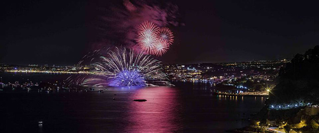 Visit Altea -Fuegos artificiales en el Castell de l'Olla. Visit Altea -Fuegos artificiales en el Castell de l'Olla.