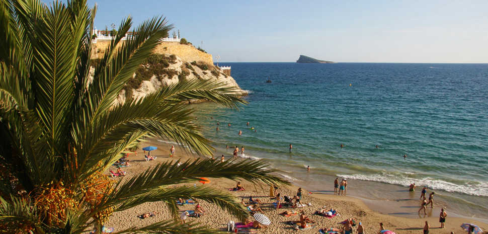 Abahana Villas - Views of the Cala del Mal Pas and the island of Benidorm.