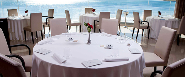 Abiss - Comedor con vistas al mar.