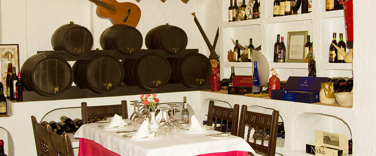 Abahana Villas - Interior del restaurante El Bodegón en Calpe.