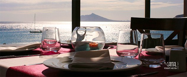 El Cantal - Abendessen bei Sonnenuntergang aus dem Restaurant. El Cantal - Abendessen bei Sonnenuntergang aus dem Restaurant.