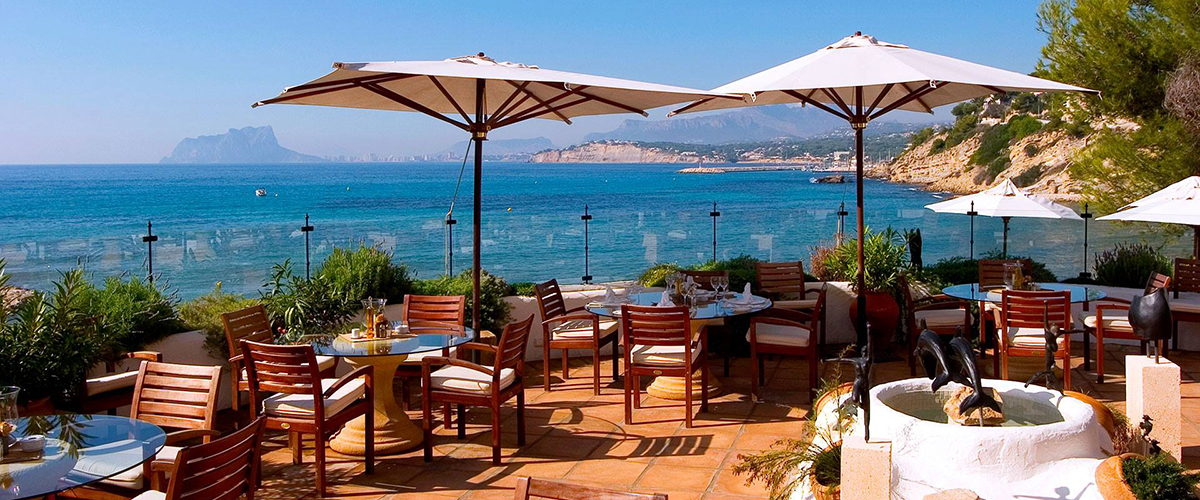 Abahana Villas - Playa El Portet desde la terraza del restaurante Le Dauphin en Moraira.