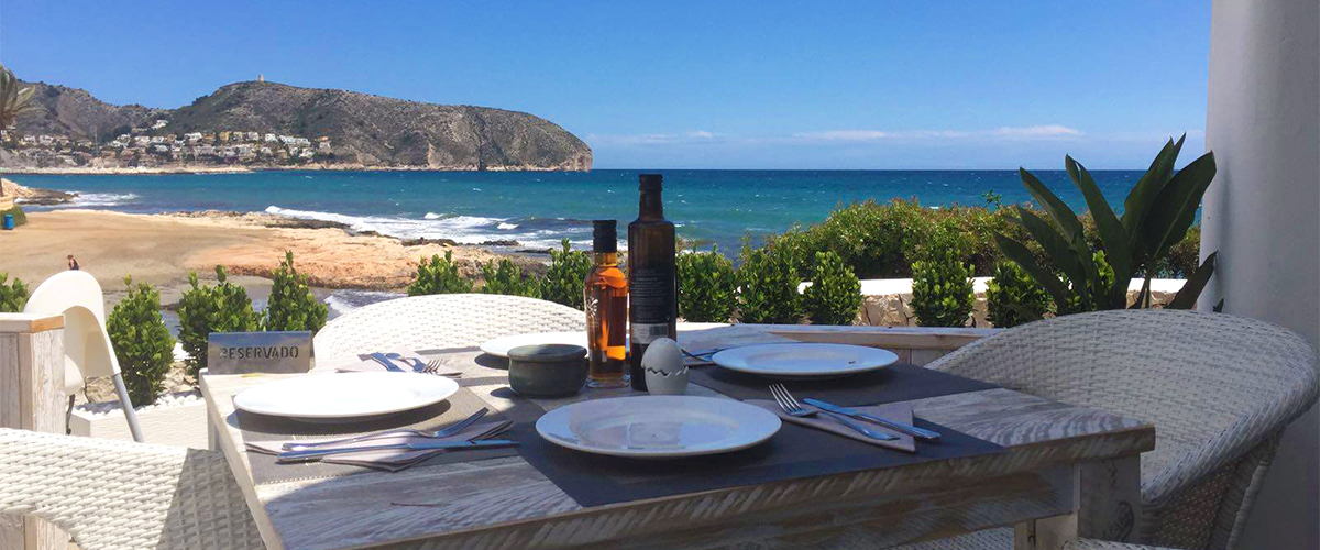 Abahana Villas - Playa de Les Platgetes desde el restaurante El Chamizo en Moraira.