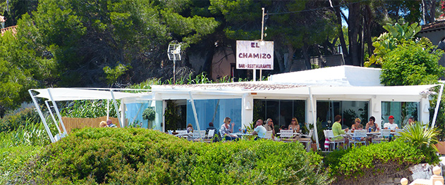Abahana Villas - Blick auf das Restaurant von Platgetes Strand.