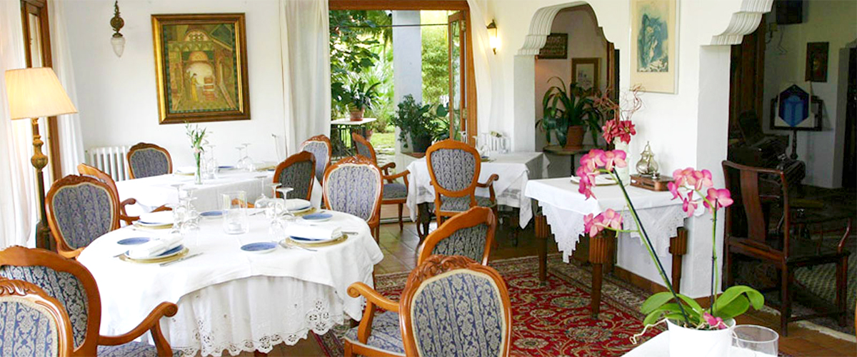 Al-Zaraq - Comedor interior del restaurante Al-Zaraq en Benissa.