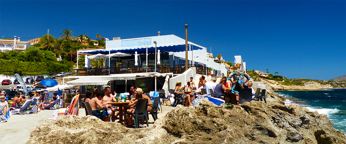 Abahana Villas - Terraza del restaurante Coral Beach en Les passetes en Benissa.