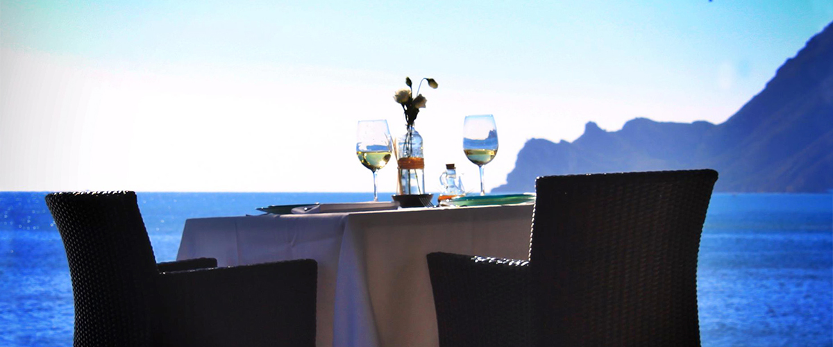 L'Olleta - Table next to the sea in the restaurant L'Olleta in Altea.