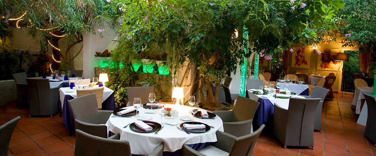 Abahana Villas - Terraza interior del Restaurante Oustau en Altea.