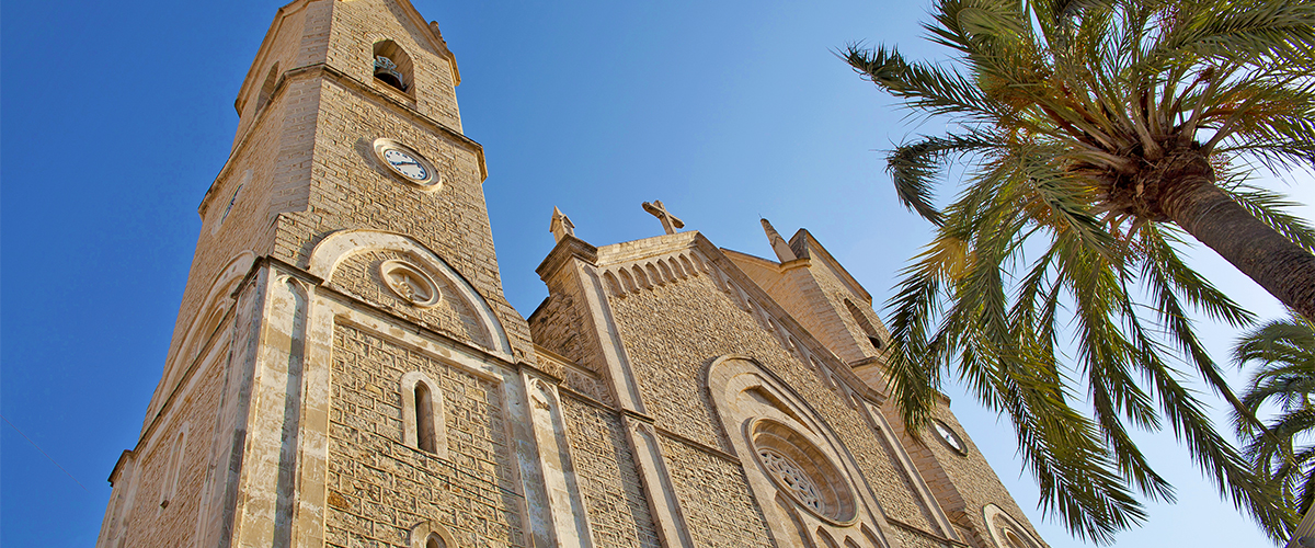 Abahana Villas - FFachadade die Kathedrale der Marina Alta Benissa.