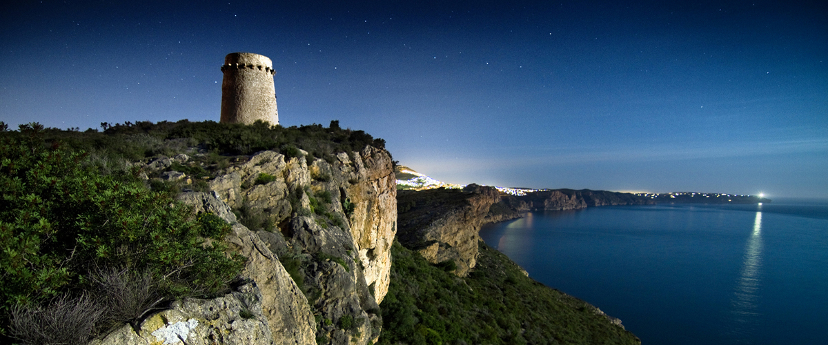 Abahana Villas - Nacht Blick auf den Turm von Cap d'Or Moraira.