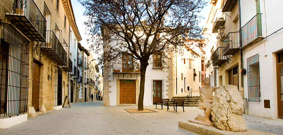 Abahana Villas - Escultura del Riverer en el Casco Antiguo de Benissa.