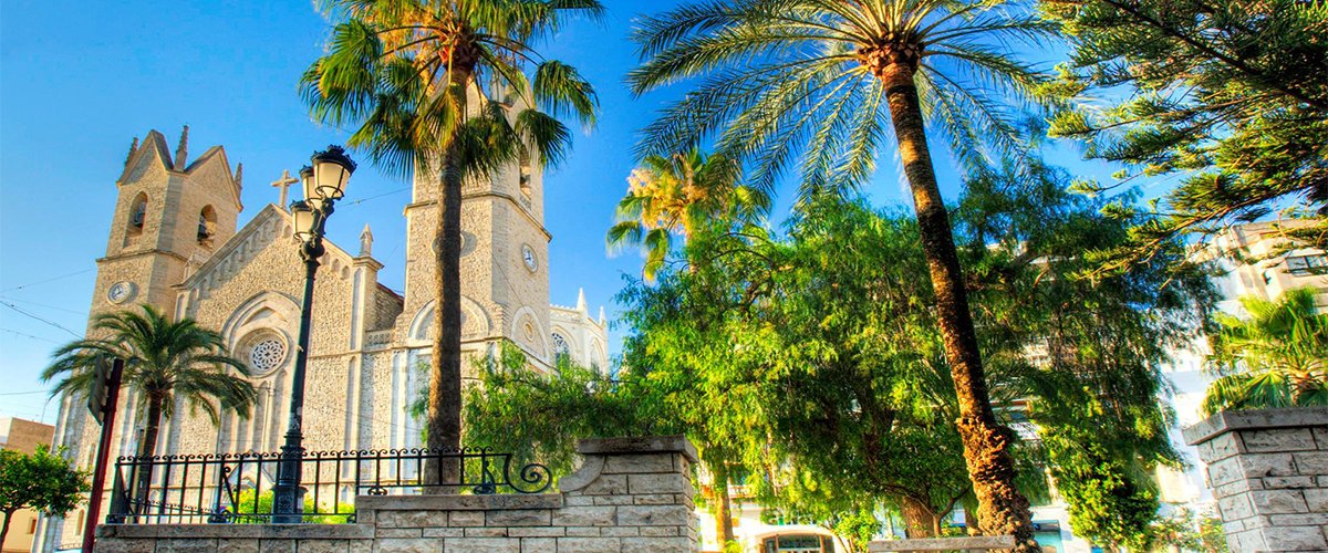 Abahana Villas - Plaza de Benissa con la Iglesia de La Purissima.