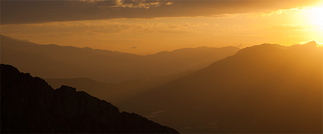 Abahana Villas - Vistas al atardecer desde la montaña.