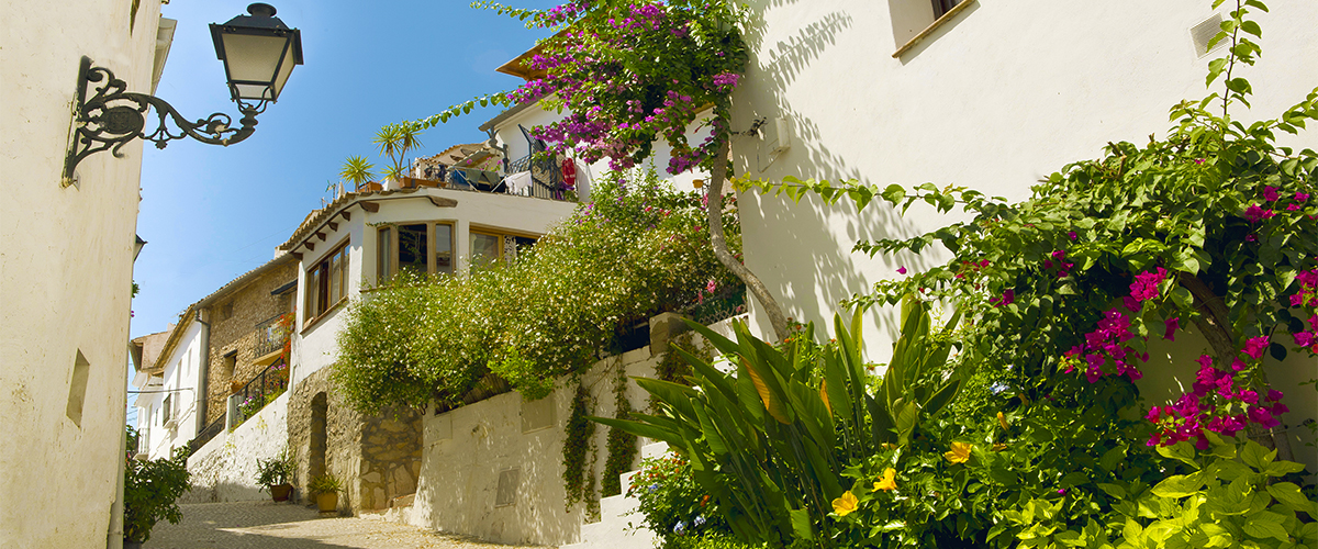 Abahana Villas - Асфальтированная улица старого города Альтеа. Abahana Villas - Асфальтированная улица старого города Альтеа.