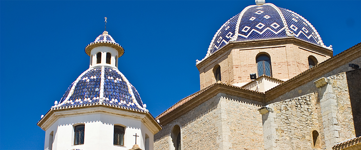 Abahana Villas - blaue Kuppeln der Kirche in Altea.