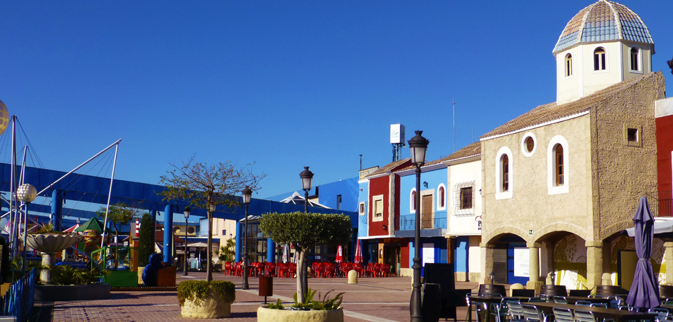 Abahana Villas - Terrasse avec vue sur Mall La Marina à Benidorm.