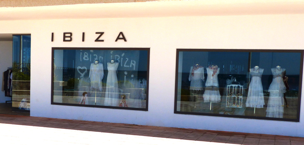 Abahana Villas - Escaparate de la Boutique Ibiza en Calpe.