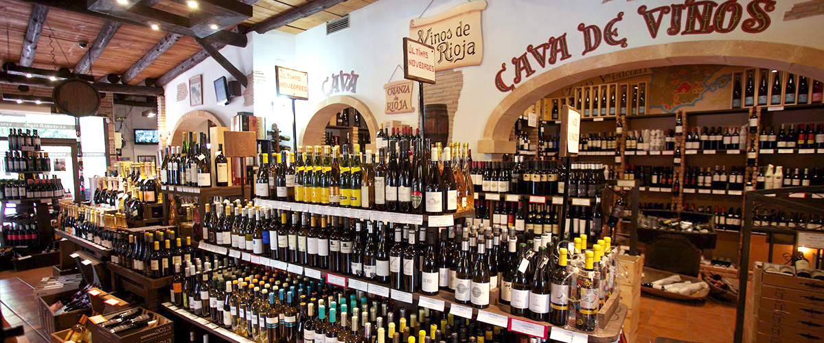 A Catarlo Todo - Selection of wines inside the cellar.