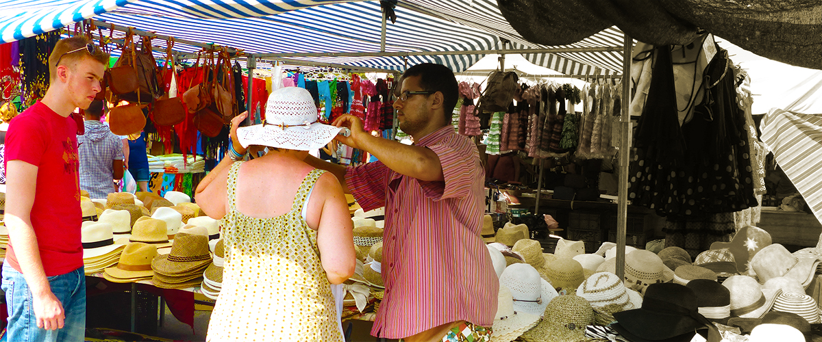 Abahana Villas - Шляпы стоят на рынке Морайры.