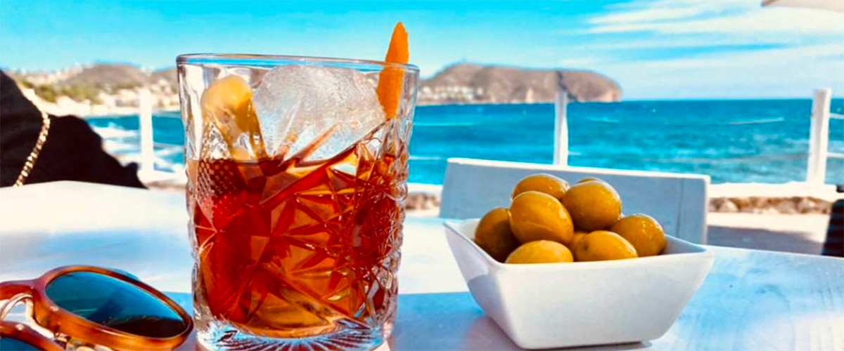 Jarabe de PAlo - Vista del vermut al lado de la piscina. Jarabe de PAlo - Vista del vermut al lado de la piscina.