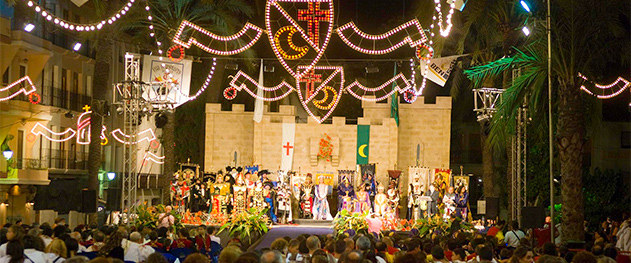 Turismo Benissa - Escenario con interpretación de la conquista mora. Turismo Benissa - Escenario con interpretación de la conquista mora.