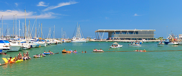 Abahana Villas - Spectators in the port of Dénia. Abahana Villas - Spectators in the port of Dénia.